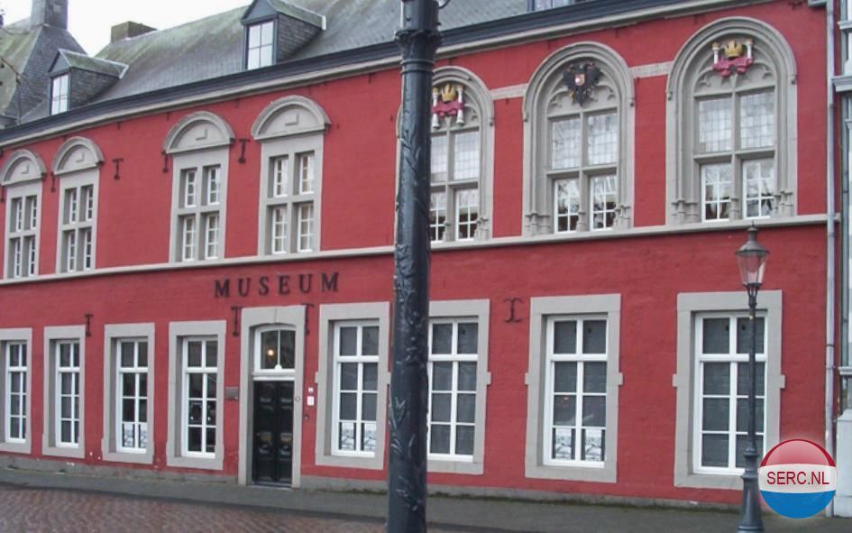 Maastricht: Het Vrijthof was in de vroege middeleeuwen het voorhof van de kerk Sint Servaas. In het Spaans Gouvernement hebben in het verleden historische personen tijdelijk gewoond. Hertog Jan 3 van Brabant kocht dit pand in 1333. De Spaanse koning Filips 2 en keizer Karel V hebben er gelogeerd. Na het Spaans beleg van 1579 heeft Parma er een tijd gewoond. Vandaar ook de huidige benaming "het Spaans Gouvernement". Op de gevel van dit pand staan de wapens van Fillip 2 en karel V. Tegenwoordig is in dit pand een museum gehuisvest.