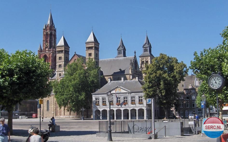 Maastricht: Het Vrijthof was in de vroege middeleeuwen het voorhof van de kerk Sint Servaas. In deze omheinde voorhof, werd men op grond van de rechtsregels gespaard, vrijplaats. Het Vrijthof is een van de mooiste pleinen in Nederland, het is dan ook het meest bruisende plein in Maastricht. Het plein wordt omgeven door tal van historische panden en kerken.