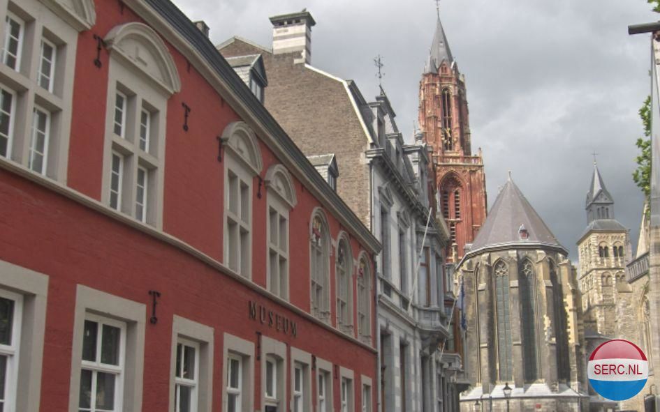 Maastricht: De Sint Janskerk. In de vroege middeleeuwen was de Servaaskerk een pelgrimskerk terwijl de O.L.V kerk een parochiekerk was. Gaande weg ging het kapittel van Servaas zich ook bezighouden met de zielzorg van de leken in hun gebied. Omdat er behoefte ontstond om de missen van de pelgrims en de missen van de parochianen gescheiden te houden, werd op de plaats waar nu de Sint Janskerk staat een kerk gebouwd. De Sint Janskerk zoals wij die nu kennen is gebouwd in de veertiende eeuw.
