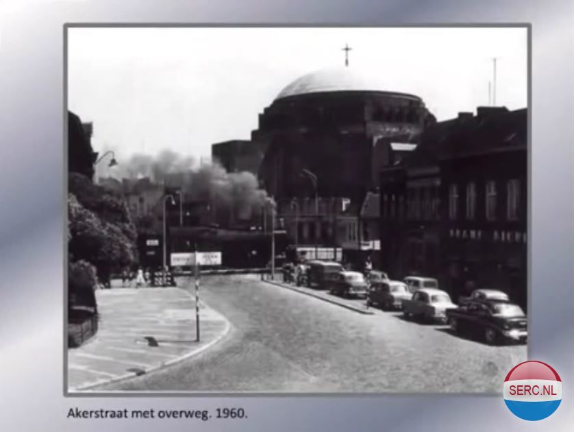 Maastricht: De Akerstraat met de spoorwegovergang in 1960