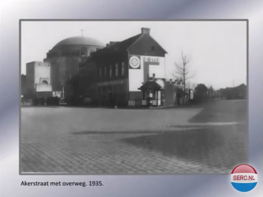 Maastricht: De Akerstraat met de spoorwegovergang in 1935