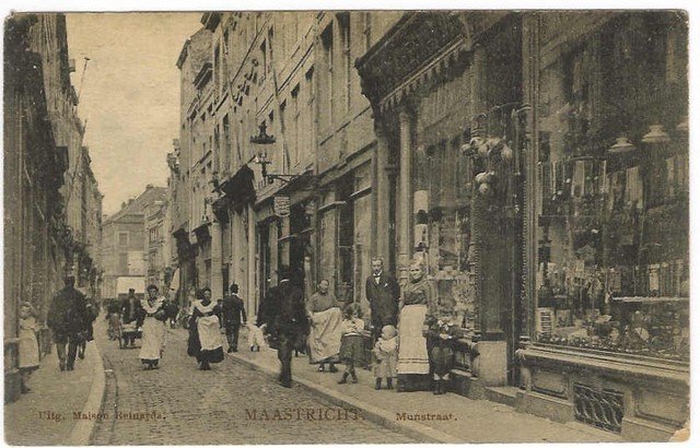 De Muntstraat in Maastricht omstreeks 1926