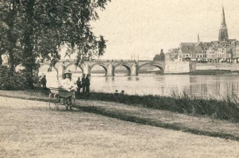 De Sint Servaasbrug in Maastricht omstreeks 1900
