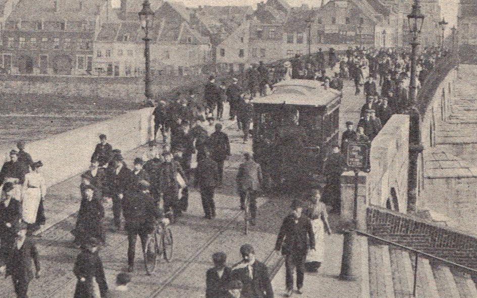De Sint Servaasbrug in Maastricht omstreeks 1900