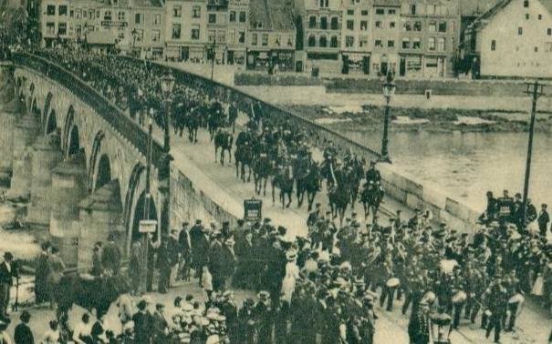 De Sint Servaasbrug in Maastricht omstreeks 1918