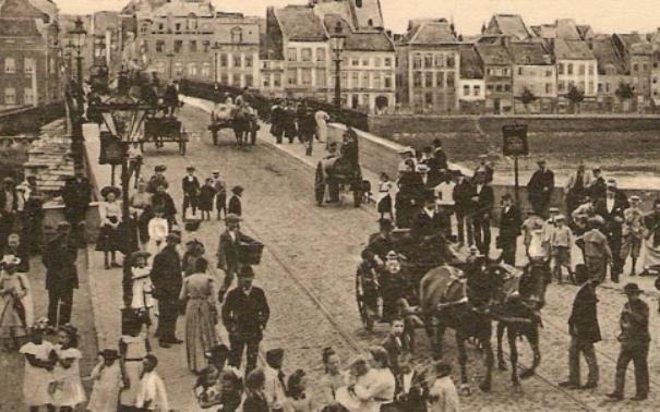 De Sint Servaasbrug in Maastricht omstreeks 1926