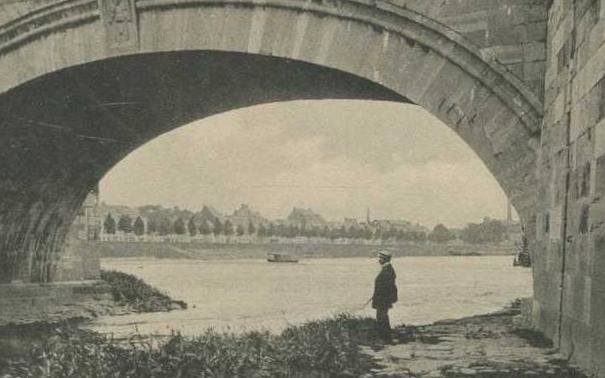 De Sint Servaasbrug in Maastricht omstreeks 1920