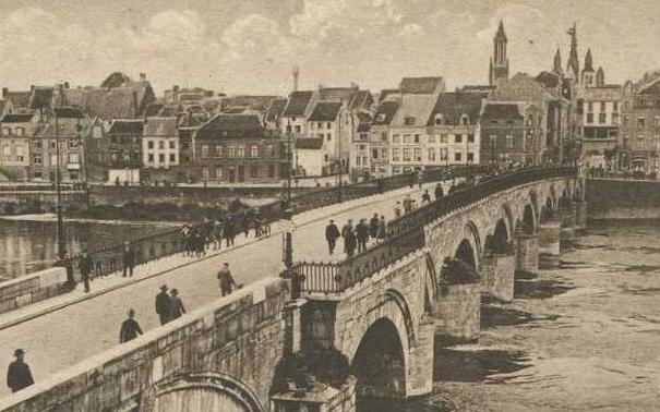 De Sint Servaasbrug in Maastricht omstreeks 1920