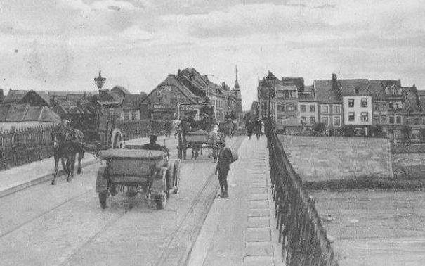 De Sint Servaasbrug in Maastricht omstreeks 1930