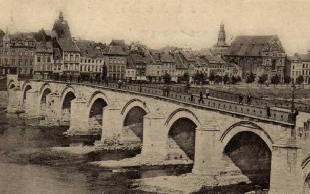 De Sint Servaasbrug in Maastricht omstreeks 1900
