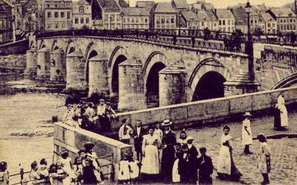 De Sint Servaasbrug in Maastricht omstreeks 1900