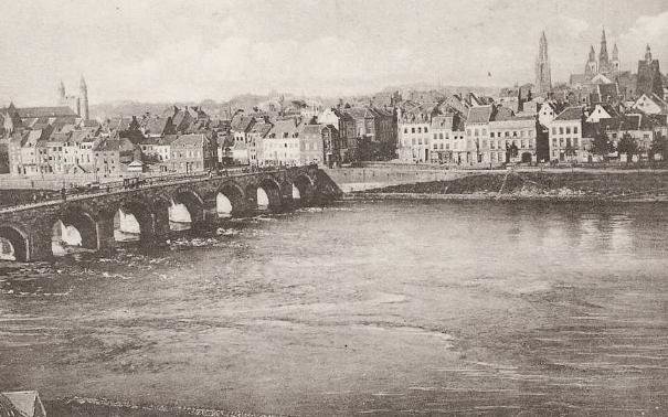 De Sint Servaasbrug in Maastricht omstreeks 1900
