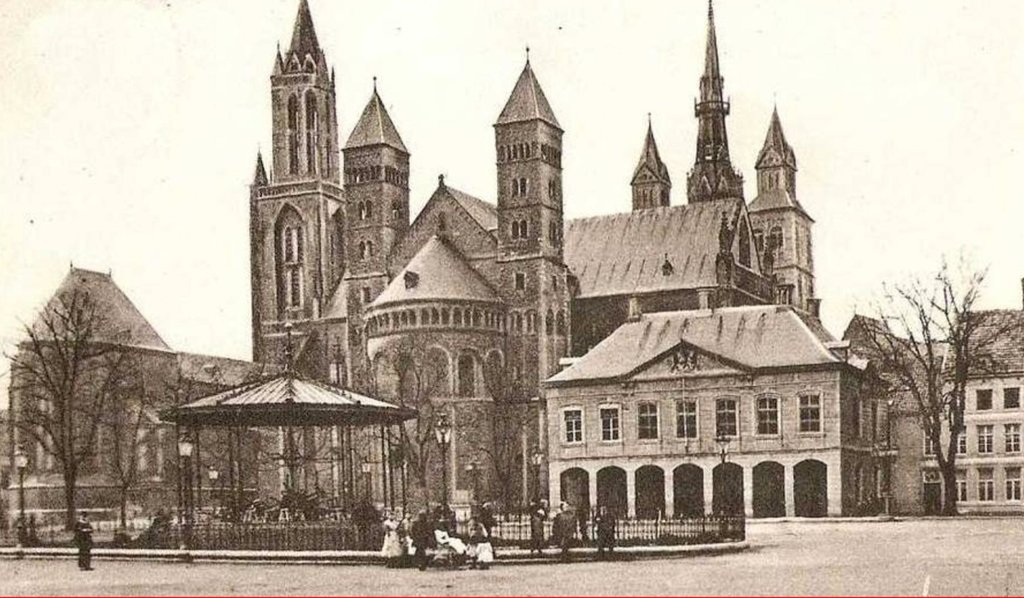 Het Vrijthof in Maastricht omstreeks 1921 met de muziektent