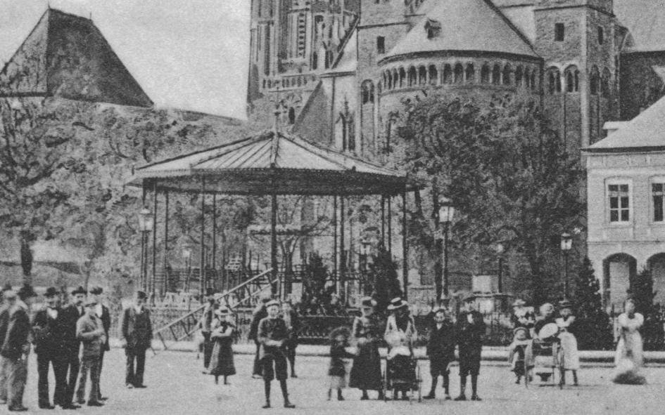 Het Vrijthof in Maastricht omstreeks 1921 met de muziektent