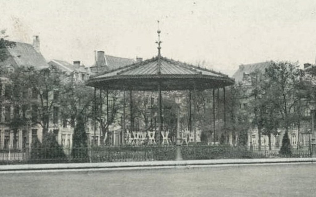 Het Vrijthof in Maastricht omstreeks 1918 met de muziektent