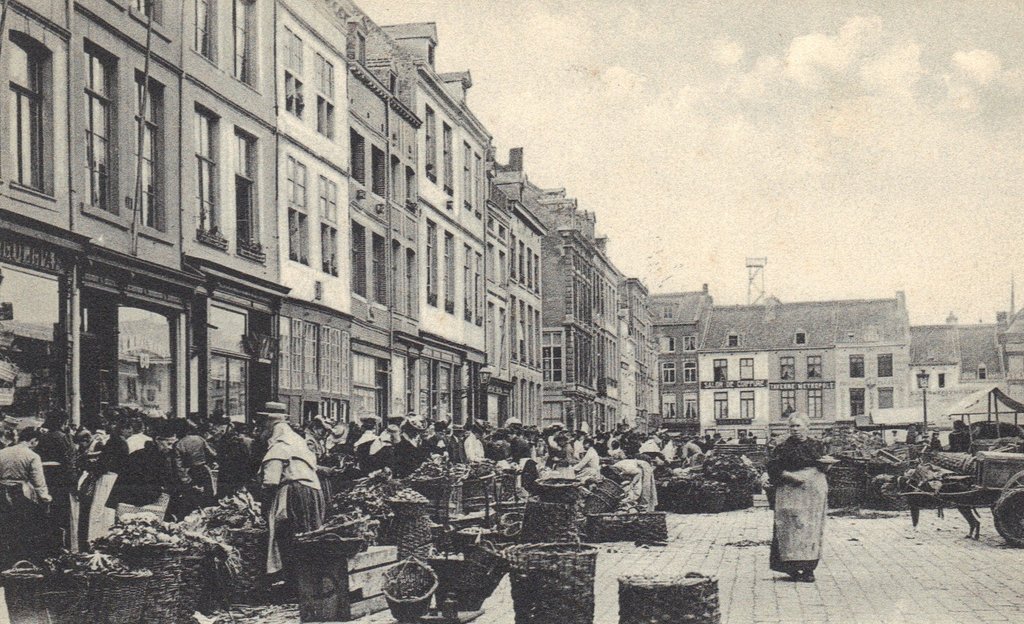 De Markt in Maastricht omstreeks 1921