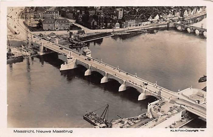 Luchtfoto van de Nieuwe Maasbrug en de Maas in Maastricht uit de jaren '50