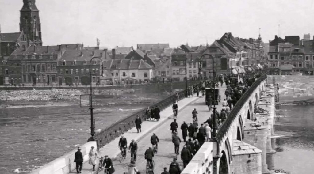 De Sint Sevaasbrug omstreeks 1928 en aan de overkant van de Maas zien we links de St Martinuskerk van Wyck​