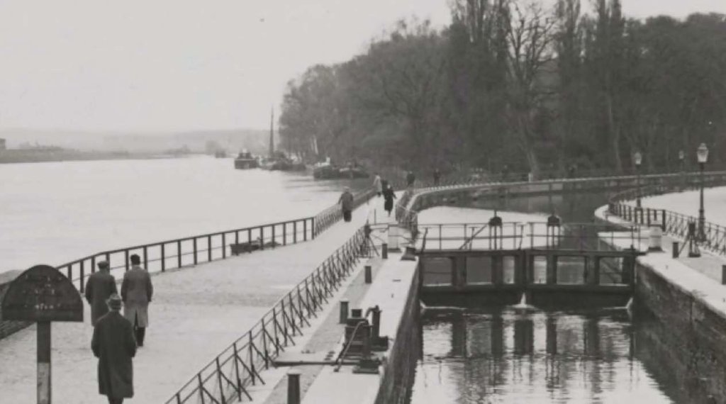We weten dat deze foto van Maastricht omstreeks 1930 is gemaakt. Maar welke Maastrichtenaar met stratenkennis en historisch gevoel kan meer vertellen over dit plaatje? Op deze webpagina staat onderaan een veld waar u uw bevindingen kunt melden.