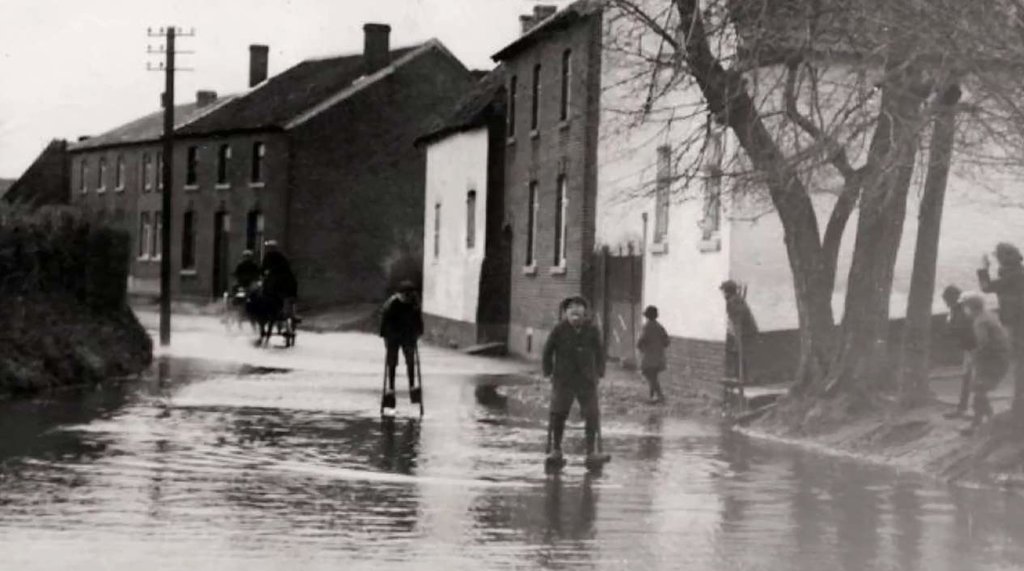 We weten dat deze foto van Maastricht omstreeks 1930 is gemaakt. Maar welke Maastrichtenaar met stratenkennis en historisch gevoel kan meer vertellen over dit plaatje? Op deze webpagina staat onderaan een veld waar u uw bevindingen kunt melden.