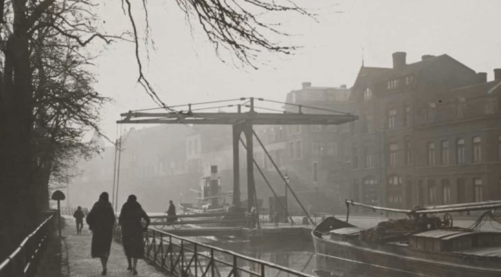 We weten dat deze foto van Maastricht omstreeks 1930 is gemaakt. Maar welke Maastrichtenaar met stratenkennis en historisch gevoel kan meer vertellen over dit plaatje? Op deze webpagina staat onderaan een veld waar u uw bevindingen kunt melden.