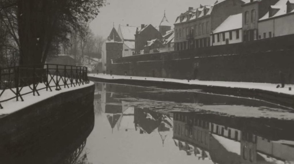 Onze Lieve Vrouwewal met daarvoor het in de jaren 1963-1967 gedempte kanaal Luik-Maastricht omstreeks 1928