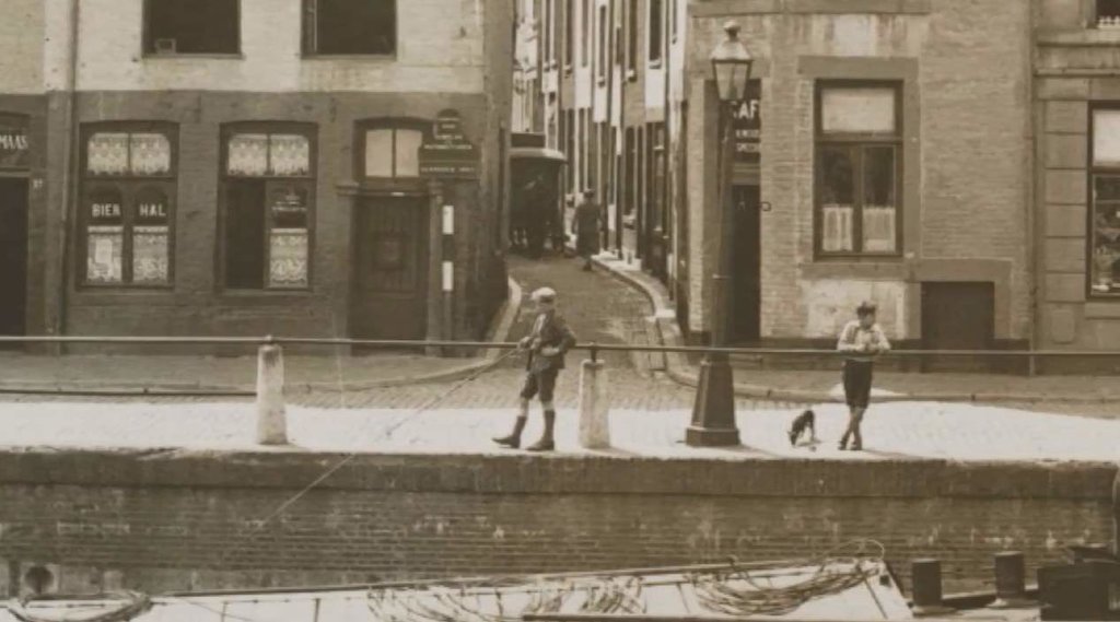 We kijken in de jaren 20 uit over de Van Hasseltkade en zien ook de Gubbelstraat. Waarschijnlijk liep in die tijd de Van Hasseltkade een stuk verder door want tegenwoordig (2017) klopt dit niet meer exact. Dat heeft waarschijnlijk alles van doen met de la