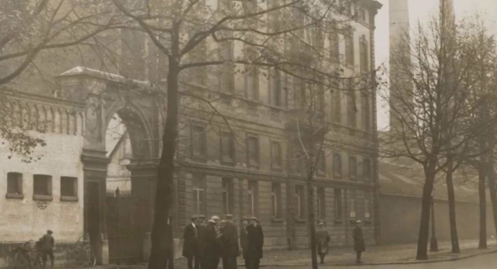 We weten dat deze foto van Maastricht omstreeks 1930 is gemaakt. Maar welke Maastrichtenaar met stratenkennis en historisch gevoel kan meer vertellen over dit plaatje? Op deze webpagina staat onderaan een veld waar u uw bevindingen kunt melden.