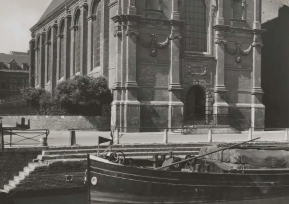 Voor de Augustijnenkerk (Awe Stiene) aan de Kesselskade zien we in 1928 nog het parallel aan de maas lopende kanaal dat in de jaren 1963-1967 werd gedempt.