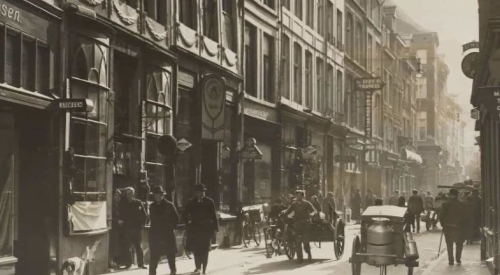 We weten dat deze foto van Maastricht omstreeks 1930 is gemaakt. Maar welke Maastrichtenaar met stratenkennis en historisch gevoel kan meer vertellen over dit plaatje? Op deze webpagina staat onderaan een veld waar u uw bevindingen kunt melden.