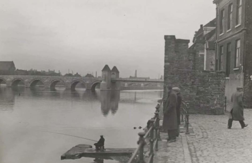 We weten dat deze foto van Maastricht omstreeks 1950 is gemaakt. Maar welke Maastrichtenaar met stratenkennis en historisch gevoel kan meer vertellen over dit plaatje? Op deze webpagina staat onderaan een veld waar u uw bevindingen kunt melden.
