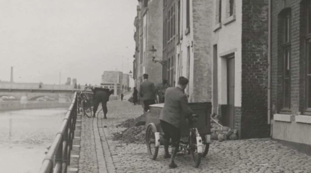 We weten dat deze foto van Maastricht omstreeks 1950 is gemaakt. Maar welke Maastrichtenaar met stratenkennis en historisch gevoel kan meer vertellen over dit plaatje? Op deze webpagina staat onderaan een veld waar u uw bevindingen kunt melden.