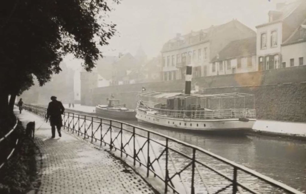We weten dat deze foto van Maastricht omstreeks 1932 is gemaakt. Maar welke Maastrichtenaar met stratenkennis en historisch gevoel kan meer vertellen over dit plaatje? Op deze webpagina staat onderaan een veld waar u uw bevindingen kunt melden.