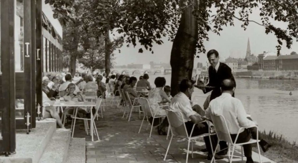 Het Maaspaviljoen (tegenwoordig - 2017- het Stay Okay Hostel) aan de Maasboulevard in Maastricht eind jaren '50