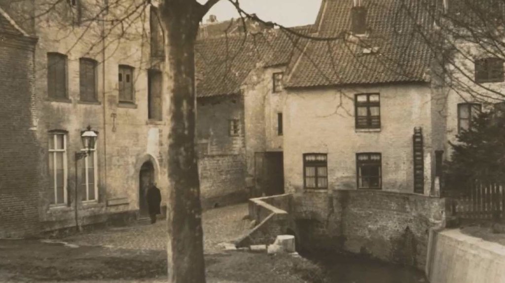 De Leeuwenmolen aan de Pieterstraat omstreeks 1924.​