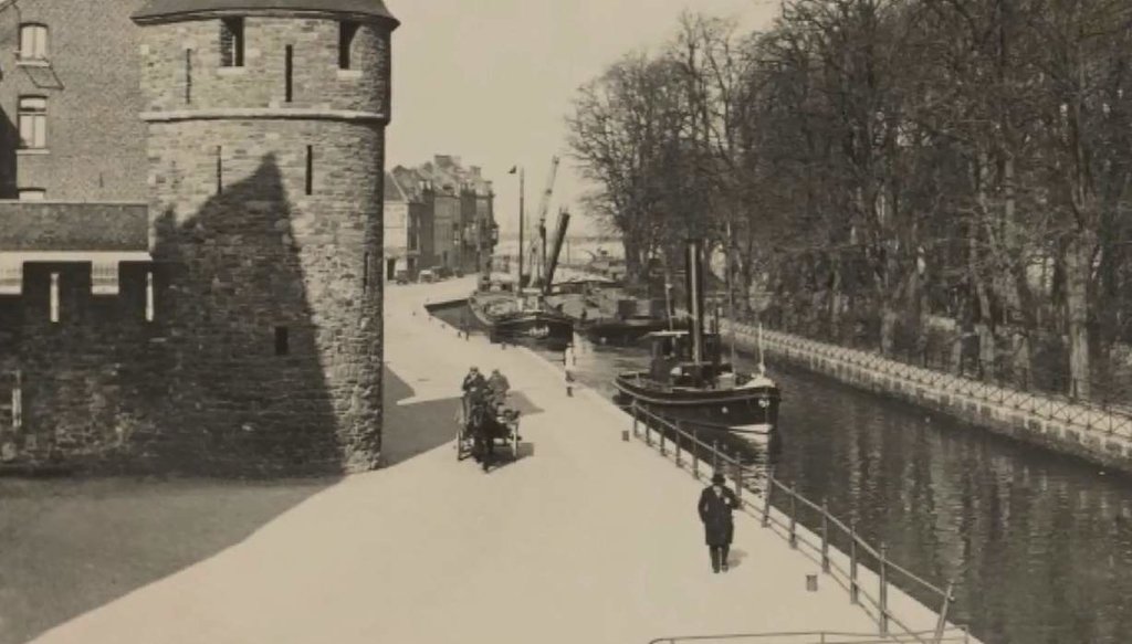 We weten dat deze foto van Maastricht omstreeks 1926 is gemaakt. Maar welke Maastrichtenaar met stratenkennis en historisch gevoel kan meer vertellen over dit plaatje? Op deze webpagina staat onderaan een veld waar u uw bevindingen kunt melden.