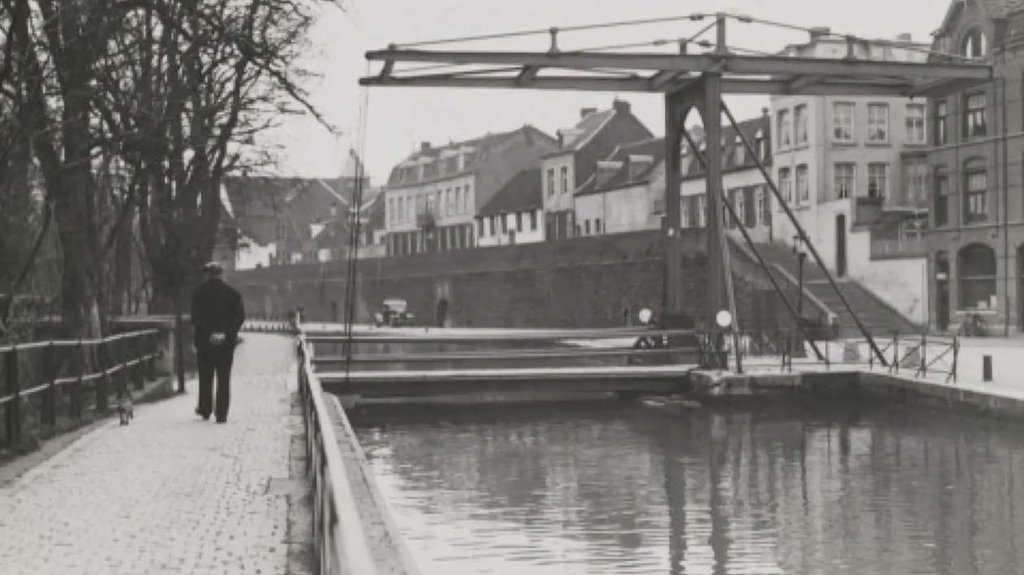 We weten dat deze foto van Maastricht omstreeks 1926 is gemaakt. Maar welke Maastrichtenaar met stratenkennis en historisch gevoel kan meer vertellen over dit plaatje? Op deze webpagina staat onderaan een veld waar u uw bevindingen kunt melden.