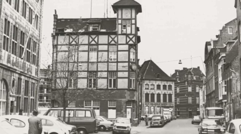 De Hoogbrugstraat omstreeks 1970. In het vakwerkhuis is nu (2017) Gelateria Luna Rossa gevestigd​