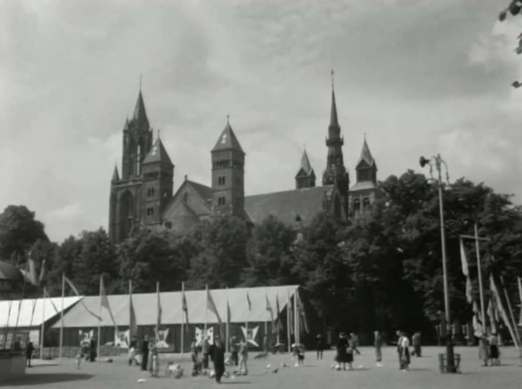 Regelmatig ontvangen we foto's zonder begeleidende tekst. We doen dus een beroep op uw kennis om meer te vertellen over deze foto. Zoals waar deze is gemaakt, wanneer ongeveer en ook alle andere bijzonderheden die er te vertellen zijn. Onder deze foto kunt u toevoegen wat u er van weet en zo maken we het geheel (foto en informatie) samen met uw hulp weer compleet,