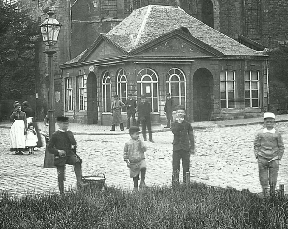 De Onze Lieve Vrouwepoort in Maastricht in 1896