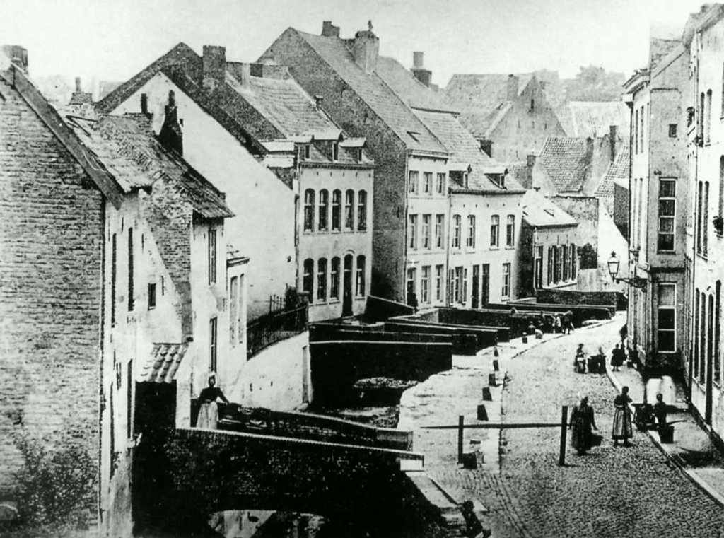 De Kleine Looierstraat in Maastricht in 1896