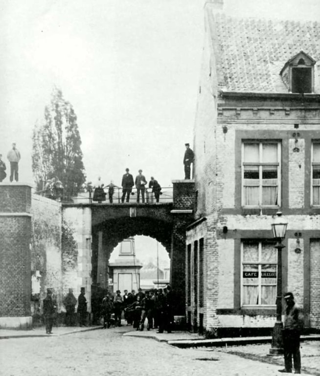 De Graanmarkt in Maastricht bij de Onze Lieve Vrouwpoort in 1897