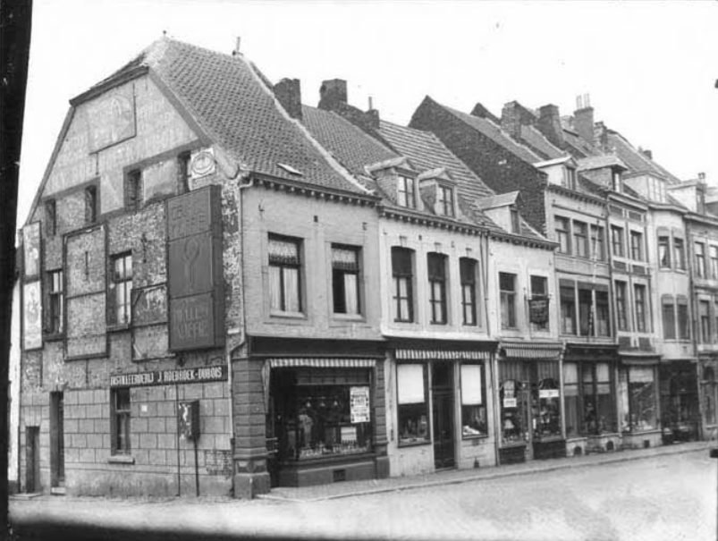 Wycker Brugstraat 1931. Tussen de Oeverwal en de Rechtstraat.