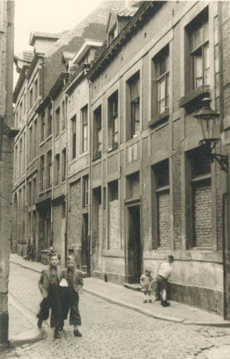 Stokstraat, vanaf de hoek Eikelstraat met rechts de Morenstraat omstreeks 1958