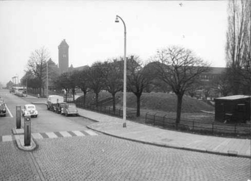 Spoorweglaan vanaf de Akerstraat gezien, met rechts de schuilkelders.