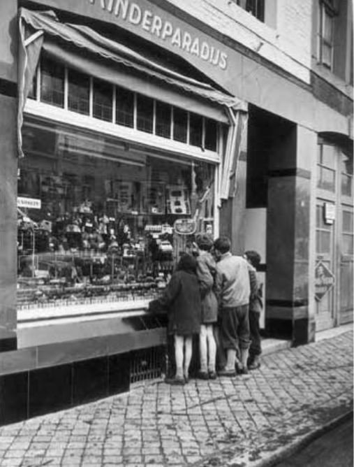 Speelgoedwinkel het Kinderparadijs Hoogbrugstraat 1965