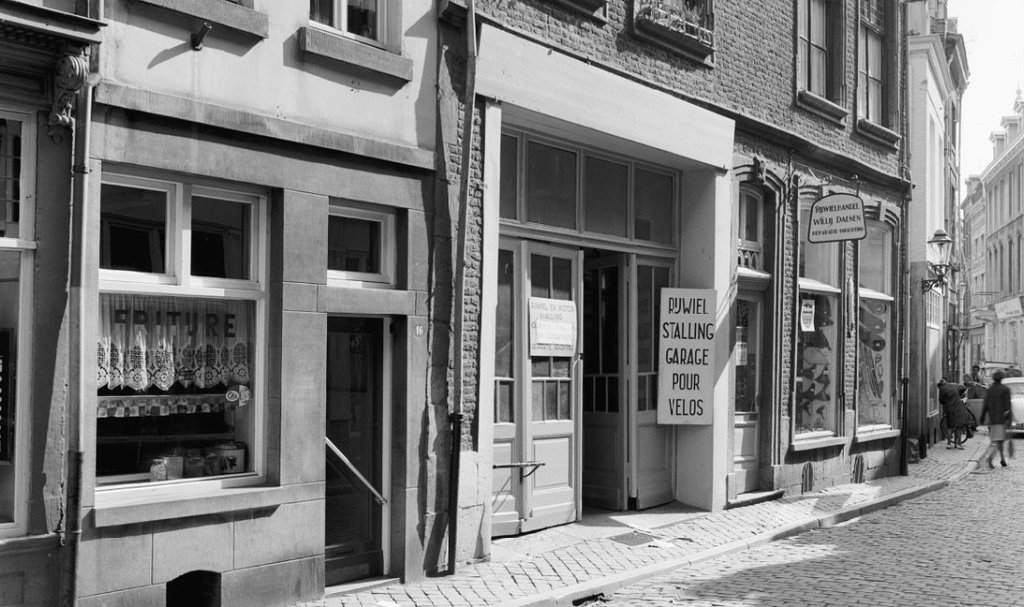 Rijwielhandel Daenen in de Platielstraat (hoek Leliestraat)
