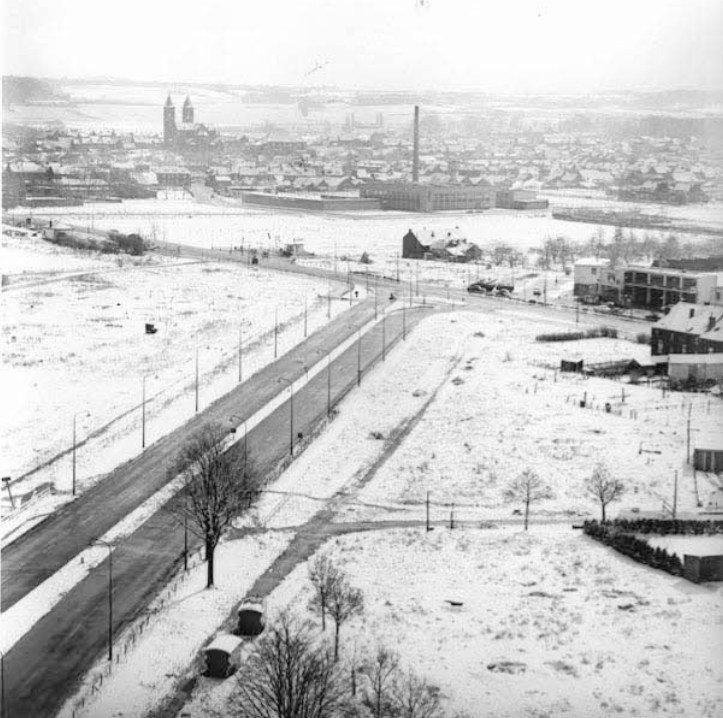 Panorama in 1962 vanaf de torenflat aan het Oranjeplein. Op de achtergrond in het midden de zuivelfabriek van Sibema en links de torens van de Sint Petrus Bandenkerk.