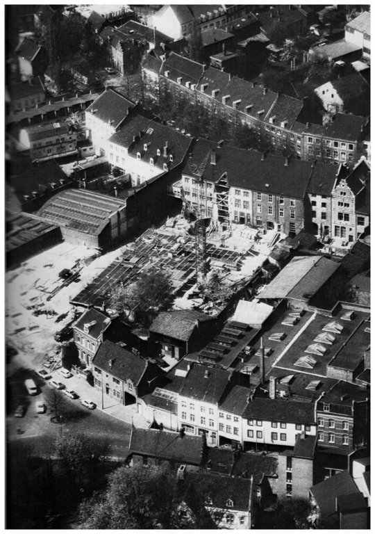 Luchtfoto Nieuwenhofstraat, aanbouw Archief en Stadsbibliotheek 1975