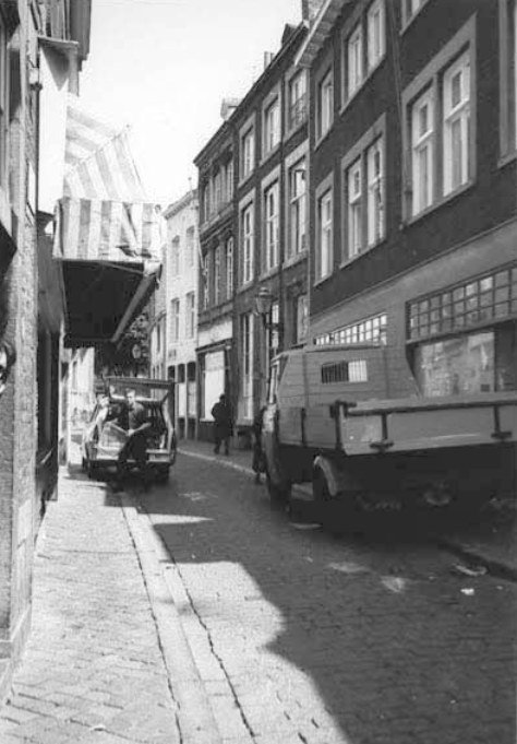 Koestraat 1967. Parkeren in de smalle straten van de binnenstad.
